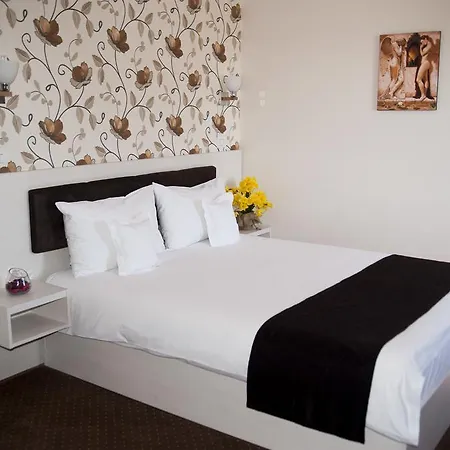 West Plaza Hotel 3*