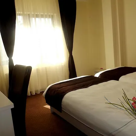 West Plaza 3* Бухарест