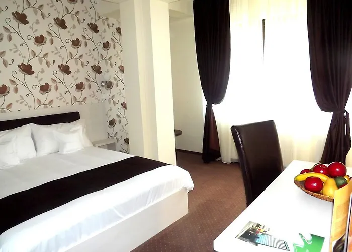 فندق West Plaza 3*