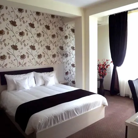 West Plaza Готель Бухарест