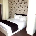 Hotell West Plaza 3*